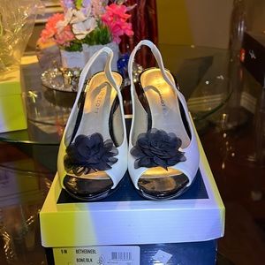 Karen Scott bone/blk peep toe sling back shoes